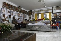 Celebrities pay tributes to Bapu Photos